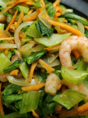 Yasai-itame con camarones